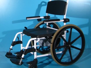 scaun-wc-cu-rotile-din-aluminiu