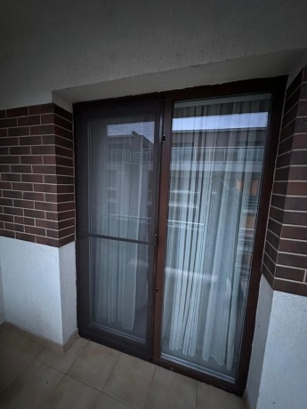 baiatu-cu-plasele-montaj-bucuresti-scapa-de-tantari-big-0