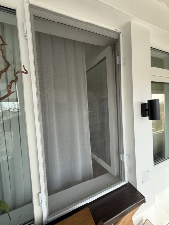 baiatu-cu-plasele-montaj-bucuresti-scapa-de-tantari-big-1