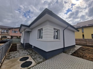 de-inchiriat-casa-plan-parter-in-stil-mediteranean-cu-3-camere-cu-o-suprafata-utila-de-78mp-teren-de-300m-la-cca-700m-de-statiile-de-autobuz-liniile-27-41-44-in-zona-cartierului-asto