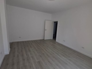 bloc-nou-apartament-cu-1-camera-304m2-de-vanzare-finalizat-zona-centrala-podu-ros-bldsocola-bularga-pret-56240eur-tva